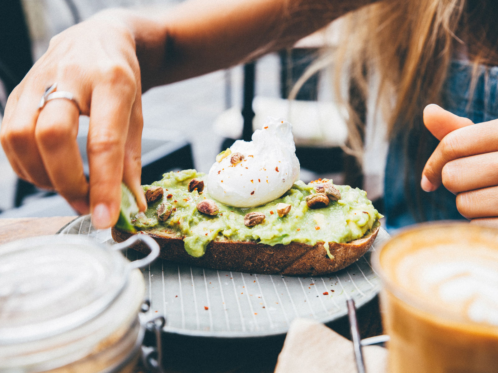 1491608300-syn-hbz-1491560845-first-avocado-bar